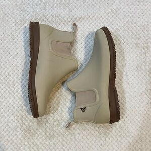 Bogs Beige and Brown Winter Boots